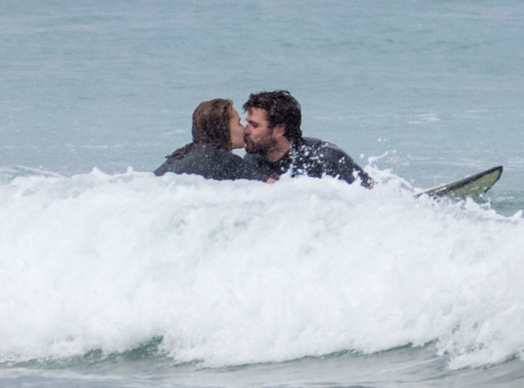 Liam Hemsworth And Gabriella Brooks Ocean Kiss Is Making Waves E